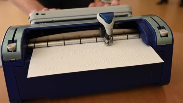 Сліпа Людина Використовує Друкарську Машинку Braille — стокове відео