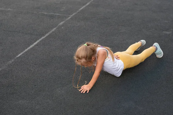 Kavkazská Dívka Dělá Fyzické Cvičení Sportovním Hřišti Venku — Stock fotografie