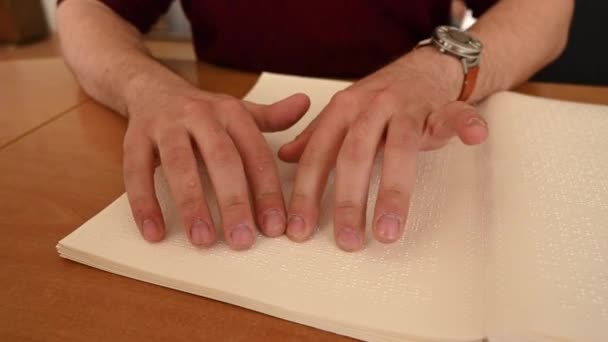 Homme Malvoyant Lisant Livre Braille — Video
