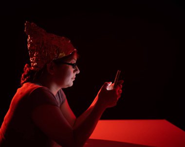 Alüminyum folyo şapka takan paranoyak beyaz kadın. Komplo teorisi