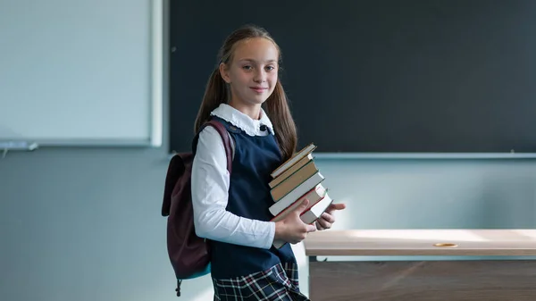 Porträt Einer Kaukasischen Schülerin Mit Rucksack Das Mädchen Hält Einen — Stockfoto