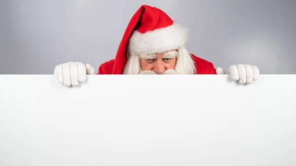Άγιος Βασίλης Κρυφοκοιτάζει Πίσω Από Μια Διαφήμιση Λευκό Φόντο Καλά — Φωτογραφία Αρχείου
