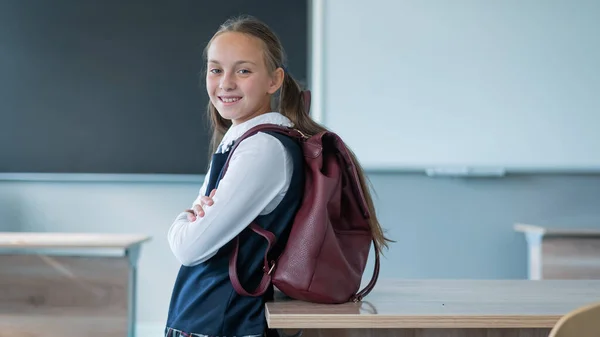 Porträt Einer Kaukasischen Schülerin Mit Einem Rucksack Klassenzimmer Auf Dem — Stockfoto