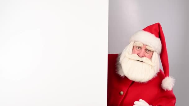 Papai Noel Aponta Para Espaço Cópia Branco Publicidade — Vídeo de Stock