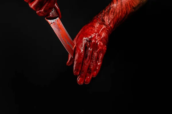 Hombre Limpia Cuchillo Ensangrentado Con Mano Sobre Fondo Negro — Foto de Stock