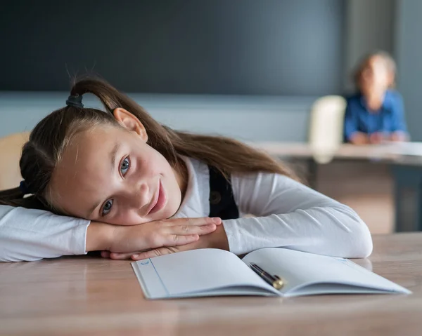 ⬇ Скачать Картинки Girl Sleeping In The Classroom, Стоковые Фото.