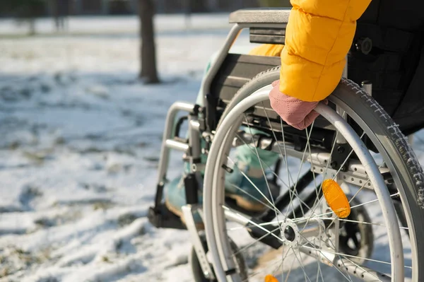 冬季户外轮椅上妇女腿的特写 — 图库照片
