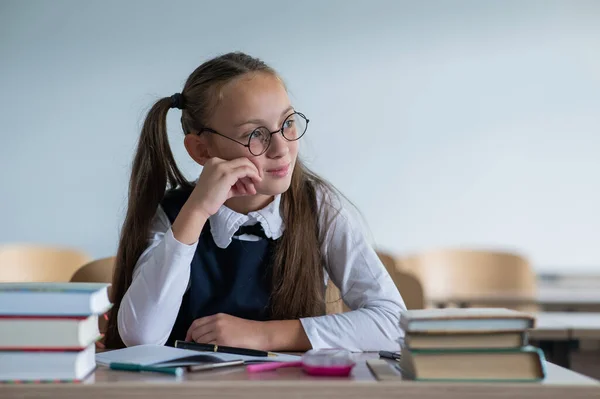 Kaukázusi Lány Két Lófarokkal Szemüvegben Iskolaasztalnál — Stock Fotó