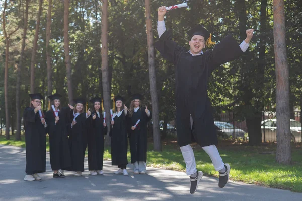 Heureux Jeune Homme Caucasien Célébrant Graduation Foule Étudiants Diplômés Plein — Photo