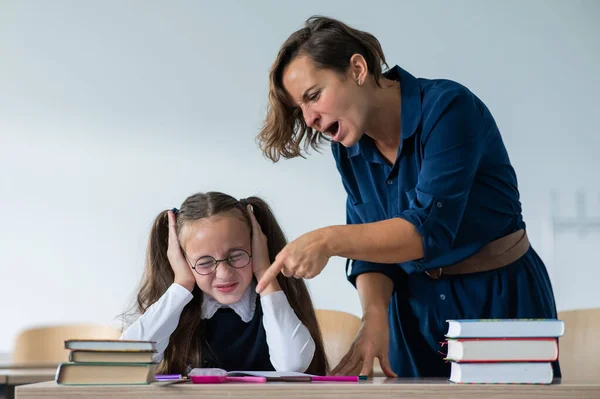 Egy Tanárnő Kiabál Egy Diákkal Kislány Befogja Fülét Kezével — Stock Fotó