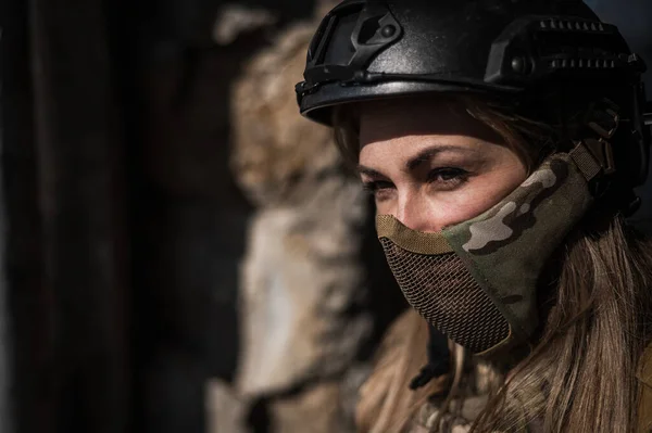 Portrét Bělošky Ochranném Obleku Žena Voják Maskovací Uniformě — Stock fotografie