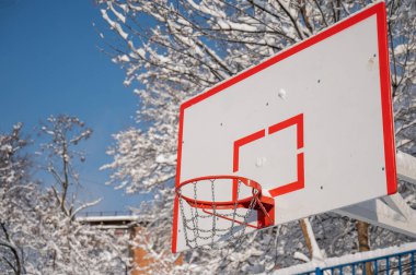 Kışın karda basketbol potası