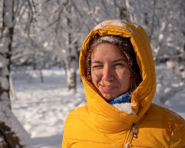 Портрет Білої Жінки Вкрито Снігом Лісі — стокове фото