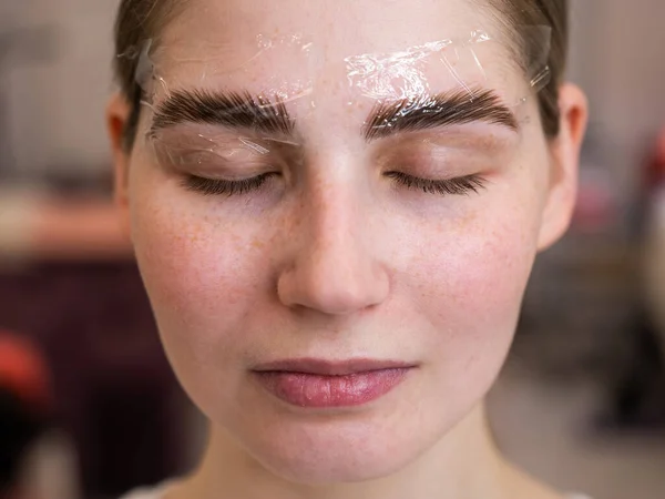Mujer Caucásica Procedimiento Peinado Permanente Coloración Las Cejas — Foto de Stock