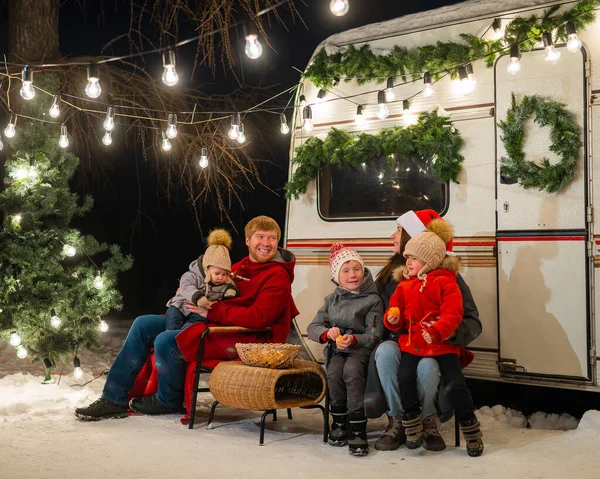 Glad Vit Familj Som Firar Jul Utomhus Föräldrar Och Tre — Stockfoto
