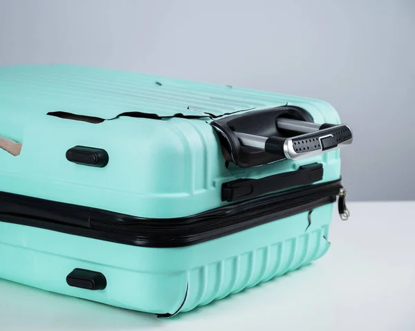 白い背景に壊れたプラスチックミントのスーツケース — ストック写真