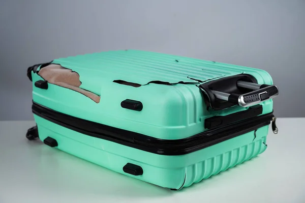 白い背景に壊れたプラスチックミントのスーツケース — ストック写真