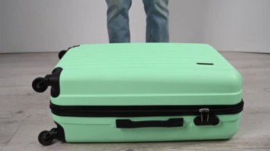 Bir kadın plastik bavul için kaza testi yapıyor. Yavaş çekim