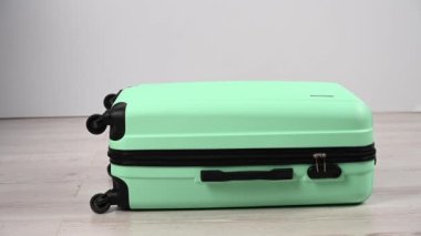 Kadın valizin içinden geçti. Seyahatin iptali için metafor