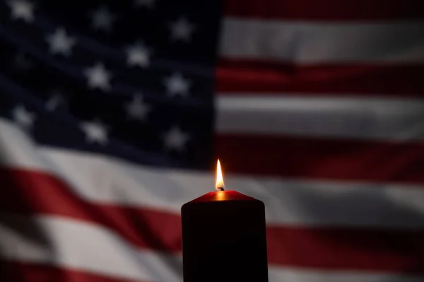 Brännande Ljus Mot Bakgrund Viftande Flagga Usa Mörkret — Stockfoto