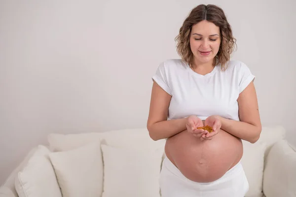 Een Zwangere Vrouw Met Een Kale Buik Heeft Een Handvol — Stockfoto