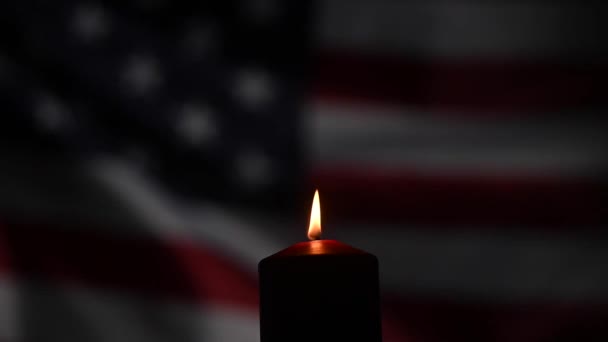 Горящая Свеча Фоне Размахивающего Флагом Соединенных Штатов Америки Темноте — стоковое видео