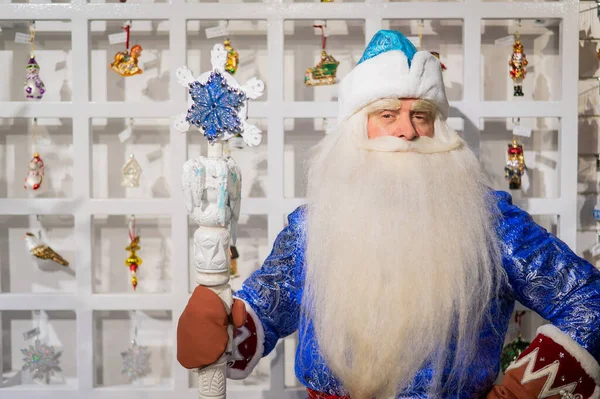 Père Noël Russe Choisit Des Décorations Pour Sapin Noël Dans — Photo