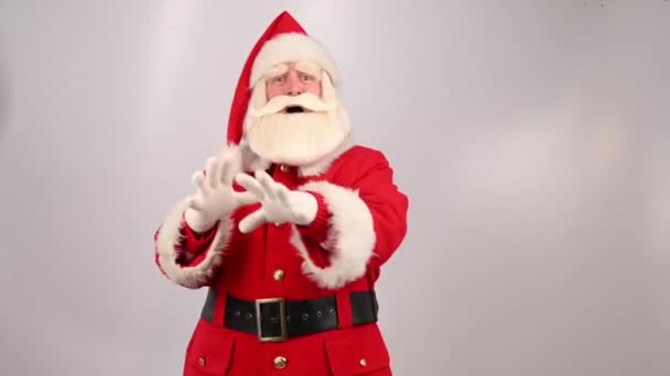 Santa Claus Trastornado Agarra Cabeza Sobre Fondo Blanco — Vídeos de Stock