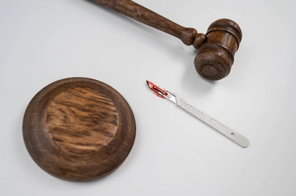 Scalpel Covered Blood Judges Wooden Gavel — Stock Photo, Image