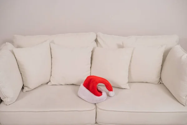 Cappello Babbo Natale Divano Bianco — Foto Stock