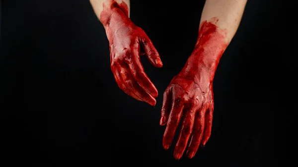 Mani Delle Donne Nel Sangue Uno Sfondo Nero — Foto Stock