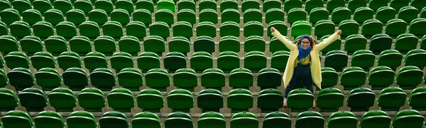 Kaukasische Frauen Jubeln Einer Sportmannschaft Stadion Das Mädchen Schaut Sich — Stockfoto