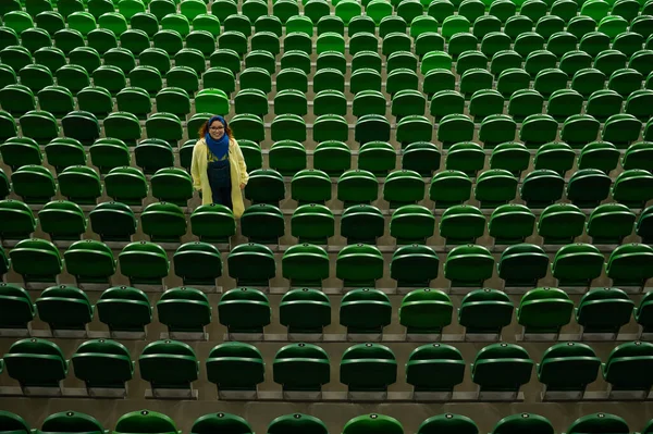 Caucasian Woman Stands Empty Tribune Stadium Female Cheerleader — Fotografia de Stock