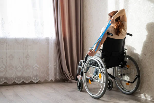 Mulher Branca Uma Cadeira Rodas Fazendo Exercícios Com Ajuda Elásticos — Fotografia de Stock