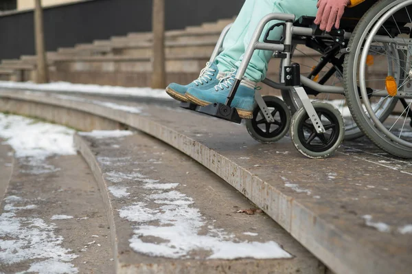 Woman Wheelchair Stairs Park Winter — 图库照片