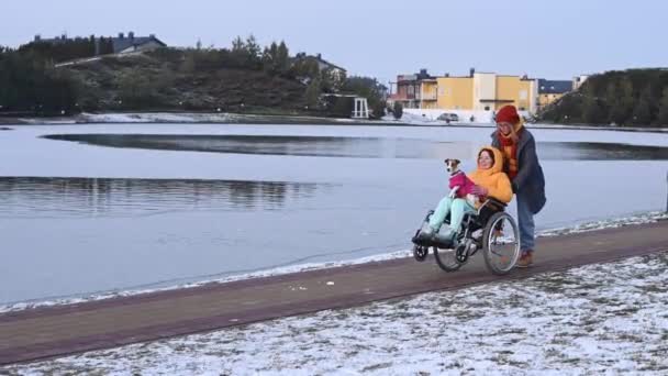 Uma Mulher Uma Cadeira Rodas Caminha Com Seu Amigo Cão — Vídeo de Stock