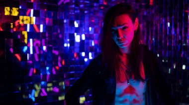 Stüdyoda neon ışıklı çıplak gövdeli transseksüel bir modelin portresi.