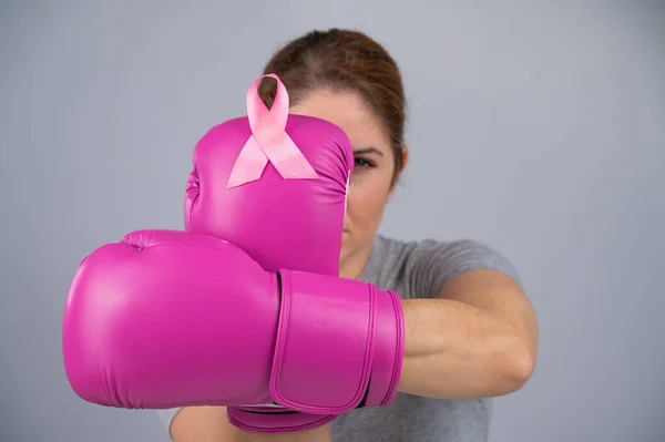 Caucasian Woman Pink Boxing Gloves Pink Ribbon Her Chest Gray — Stock Photo, Image