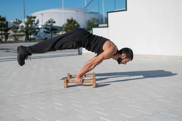 Férfi Csinál Egyensúly Gyakorlat Padlón Bárok Fitness — Stock Fotó