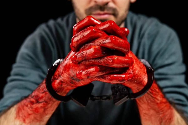 Porträt Eines Mannes Mit Blutigen Händen Handschellen — Stockfoto