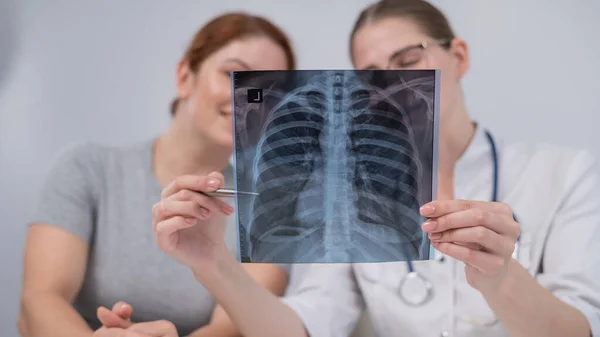 Der Arzt Konsultiert Eine Kaukasierin Und Kommentiert Das Röntgen Der — Stockfoto