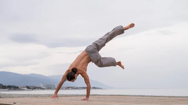 Üstsüz Beyaz Adam Sahilde Akrobatik Tekerlek Yapıyor — Stok fotoğraf