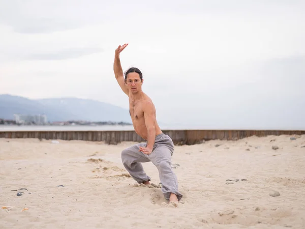 Uomo Caucasico Con Capelli Lunghi Che Praticano Qigong All Aperto — Foto Stock