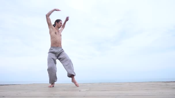 Pria Kaukasia Dengan Tubuh Telanjang Berlatih Wushu Pantai — Stok Video