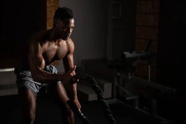 Çekici Afrikalı Amerikalı Erkek Çıplak Gövde Ile Dayanıklılık Egzersizleri Yapıyor — Stok fotoğraf