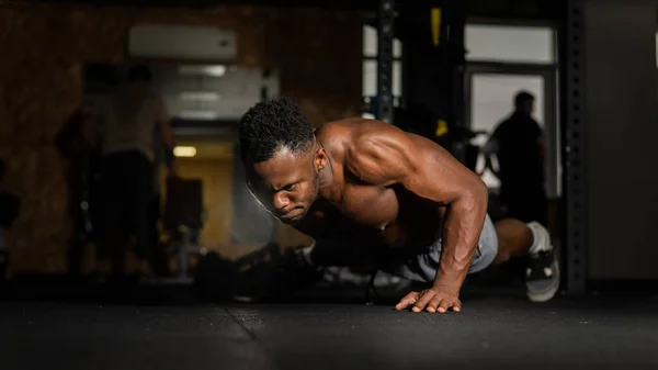 Bir Koluyla Spor Salonunda Şınav Çeken Afrikalı Amerikalı Bir Adam — Stok fotoğraf