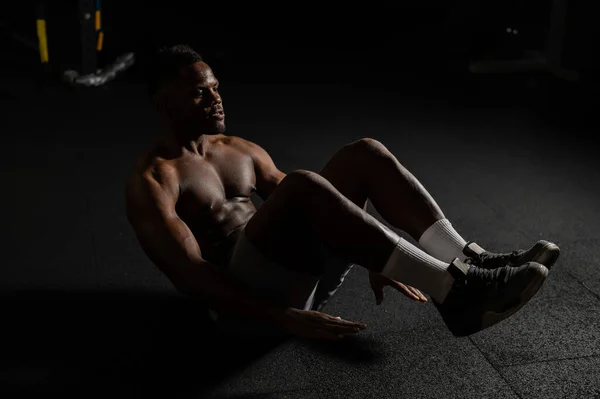 Afro Americano Fazendo Exercícios Abdominais Estúdio Escuro — Fotografia de Stock