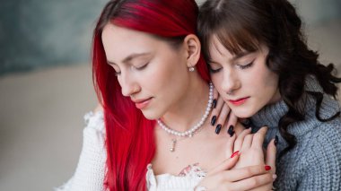 Bir ilişkideki genç beyaz kadın portresi. LGBT