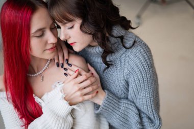 Bir ilişkideki genç beyaz kadın portresi. LGBT