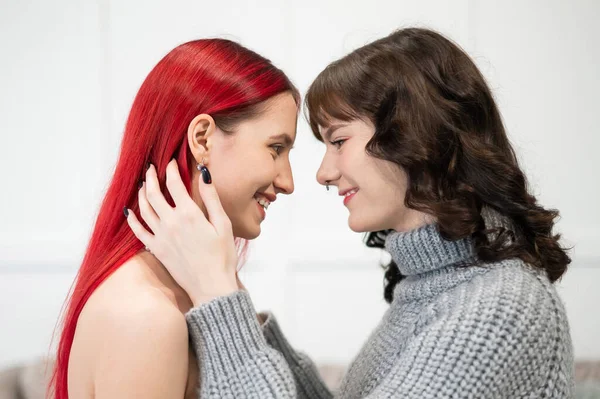 Young Caucasian Women Hugging Tenderly Same Sex Relationships — Stock Photo, Image